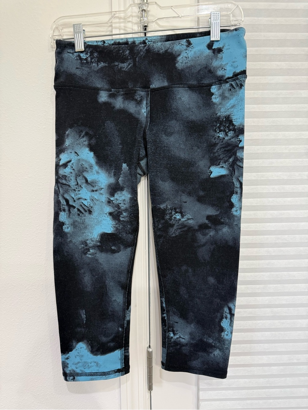 ALO Yoga Black and Blue Tie-Dye Capri Leggings